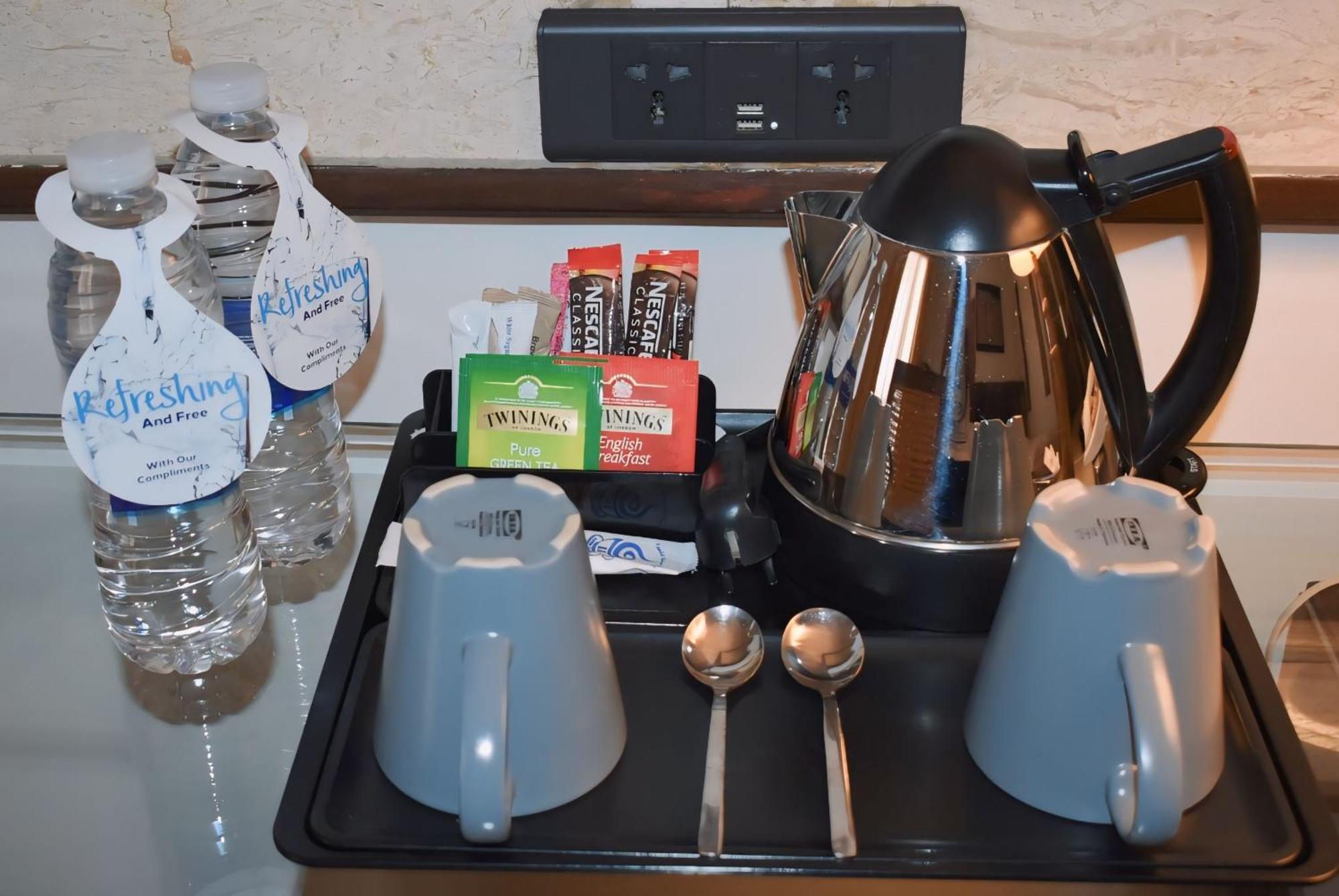 Hilton Luxor Resort & Spa Экстерьер фото A kettle with bottled water and tea bags