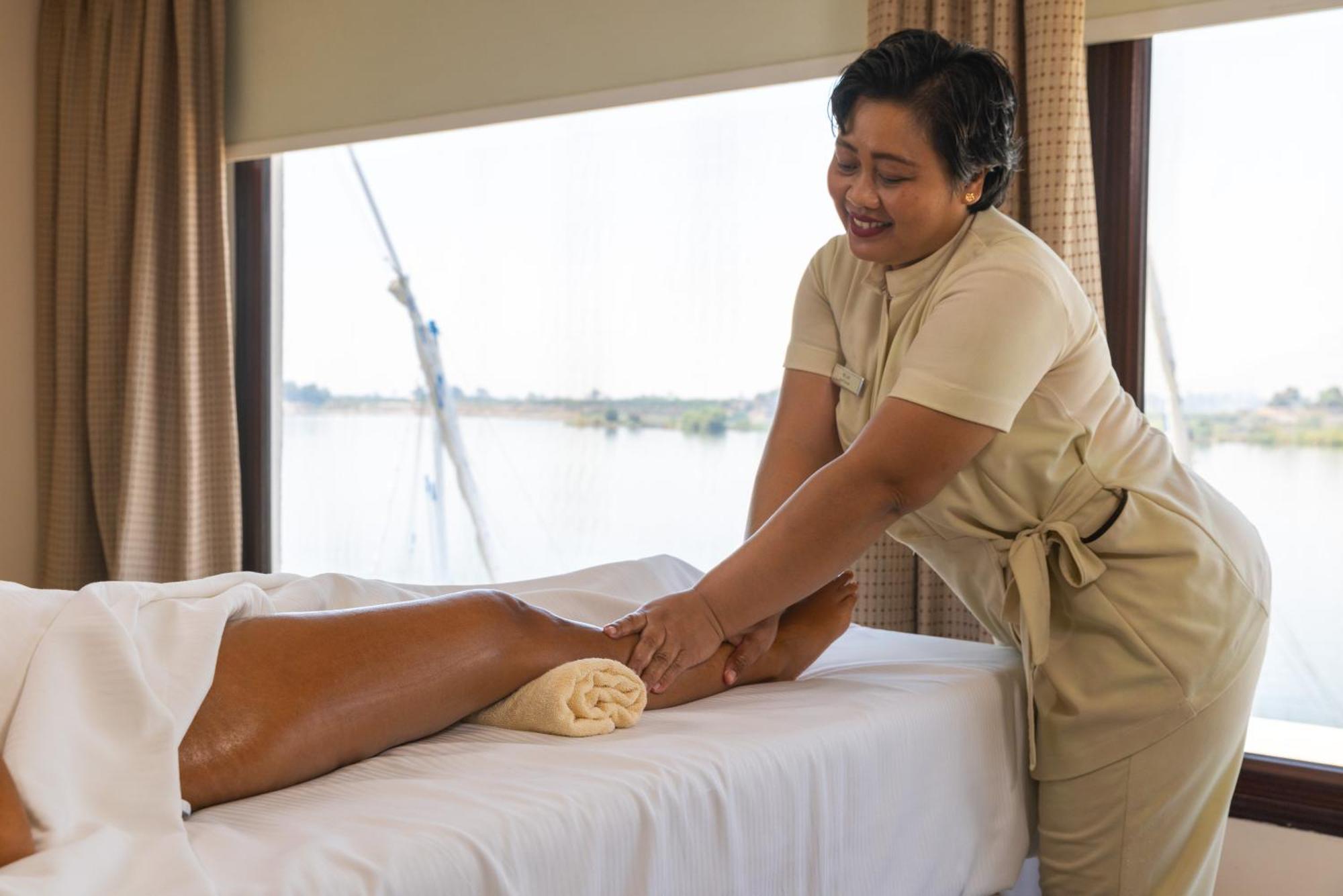 Hilton Luxor Resort & Spa Экстерьер фото A foot massage