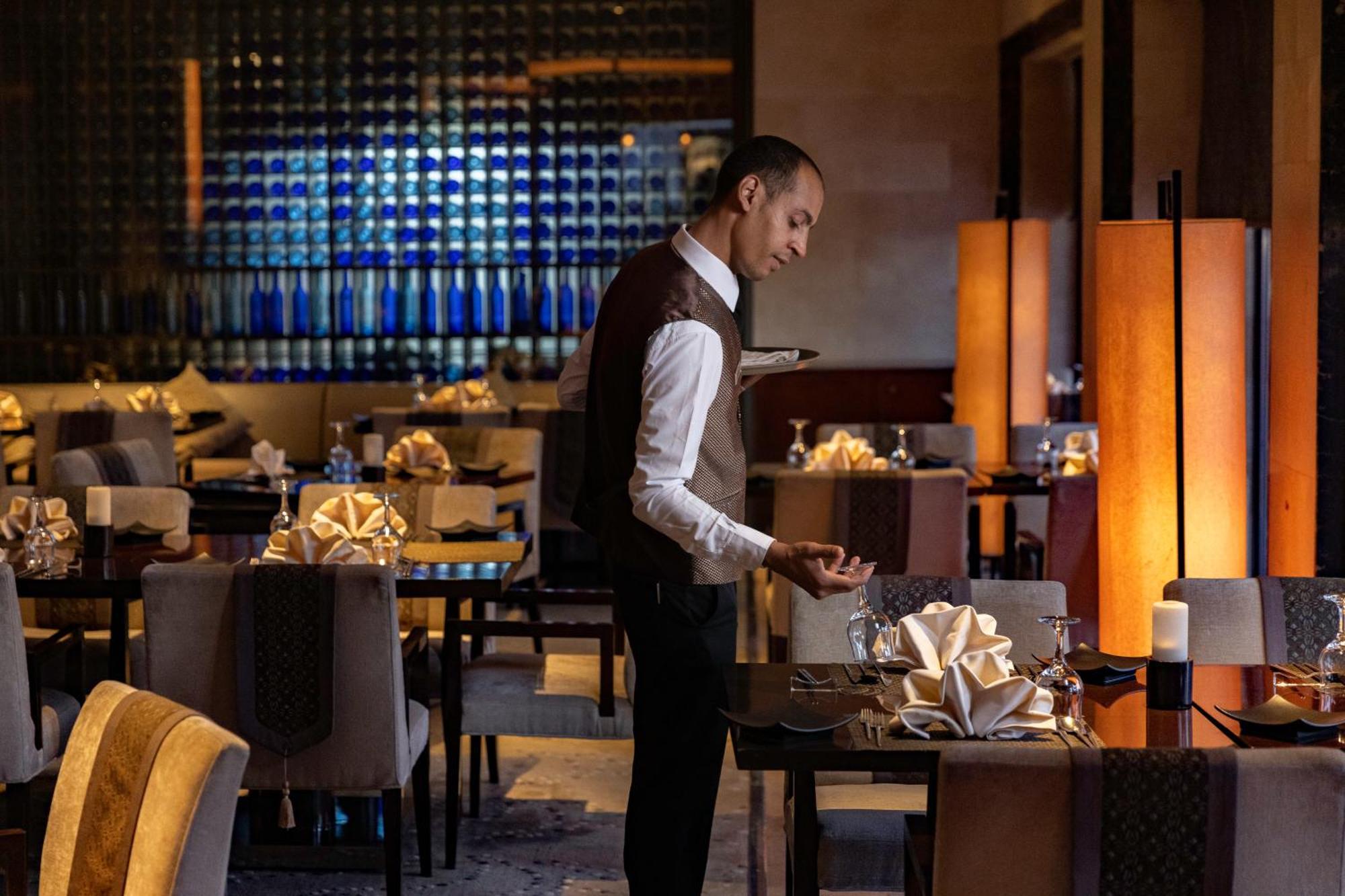 Hilton Luxor Resort & Spa Экстерьер фото A restaurant in the Emirates Palace Hotel